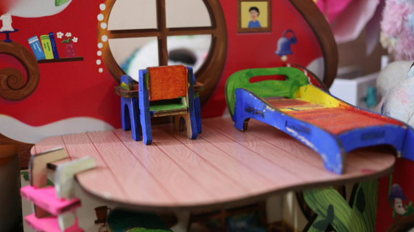 A childs room with a table and chairs