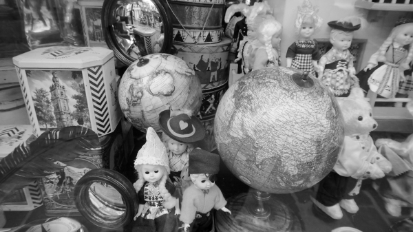 Grayscale photo of snowman and snowman figurines